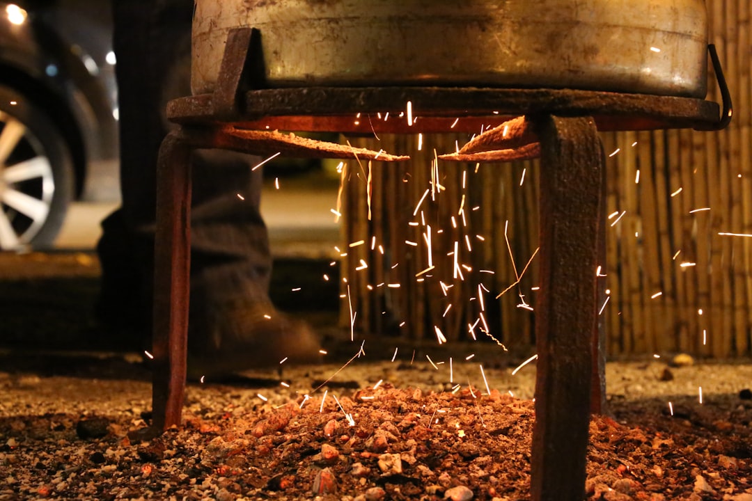 Lavorazione del ferro battuto (lampadari, cancelli) -