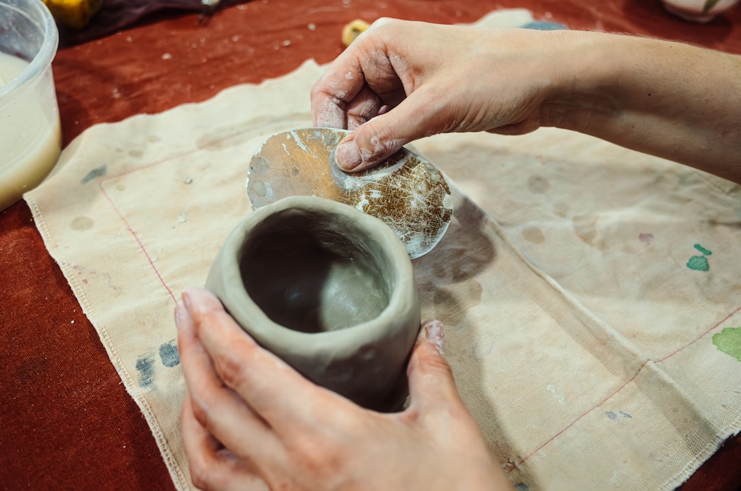 Lavorazione della pietra ollare (laveggi, pentole) -