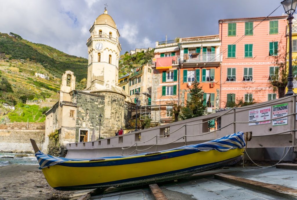 Liguria: Un balcone sul mare: i colori dei borghi arroccati e il profumo del pesto. - Italia