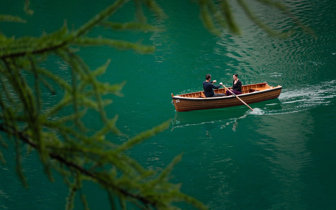 Noleggio canoe sul lago di Idro per esplorare le sue coste selvagge. -