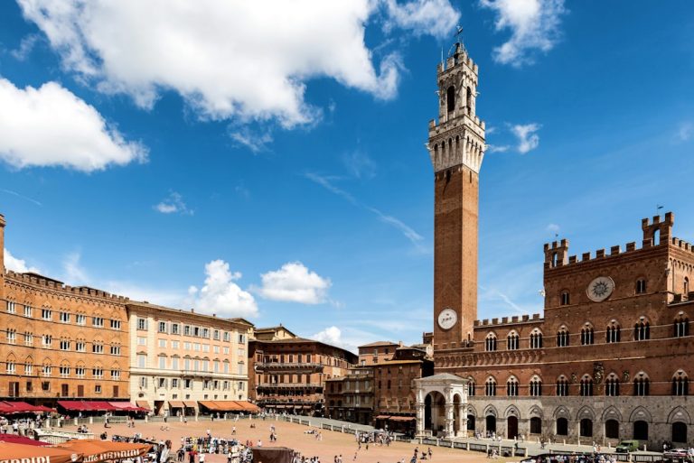 Palio di Siena: Corse in Piazza del Campo del 2 Luglio e 16 Agosto, Contrade e Programma -