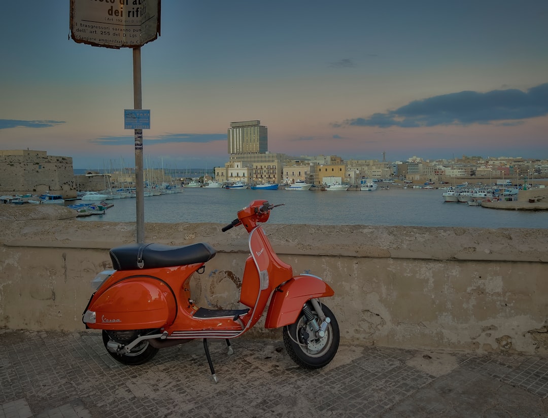 Puglia in moto: curve, strade costiere e garage sicuri per le moto. -