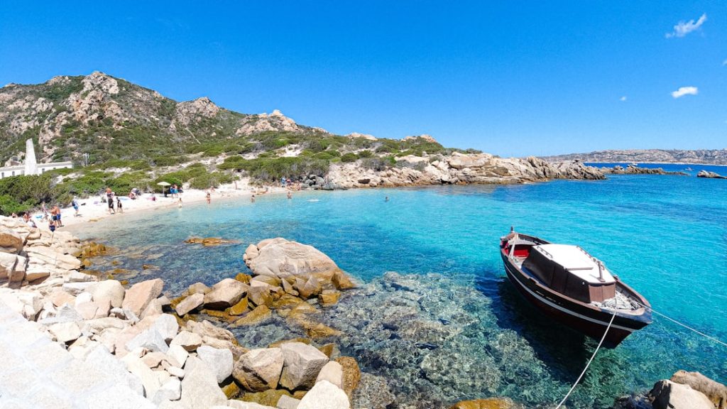Sardegna: Un continente in miniatura: mare da paradiso e cultura millenaria. - Italia
