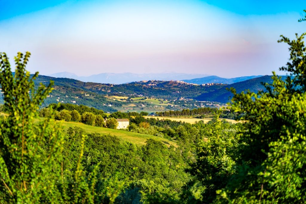 Umbria: Il cuore verde d'Italia: spiritualità, borghi medievali e olivi d'argento. - Italia